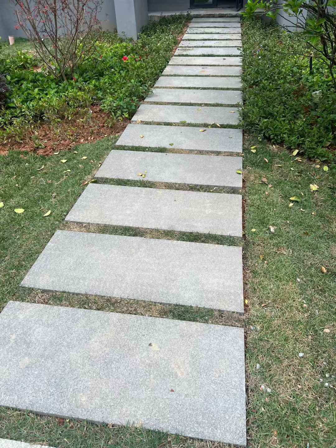 济宁 芝麻黑小区踏步、汀步石铺装效果