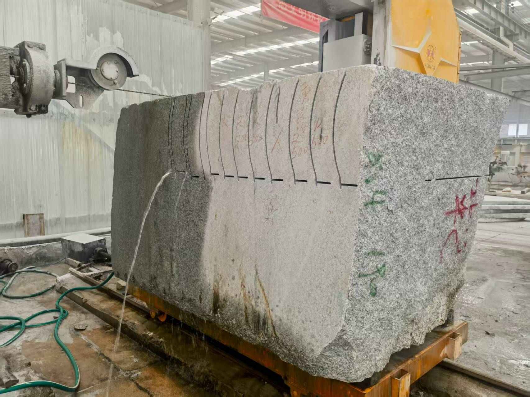 济宁 602，大花芙蓉白，绳锯加工弧形路沿石