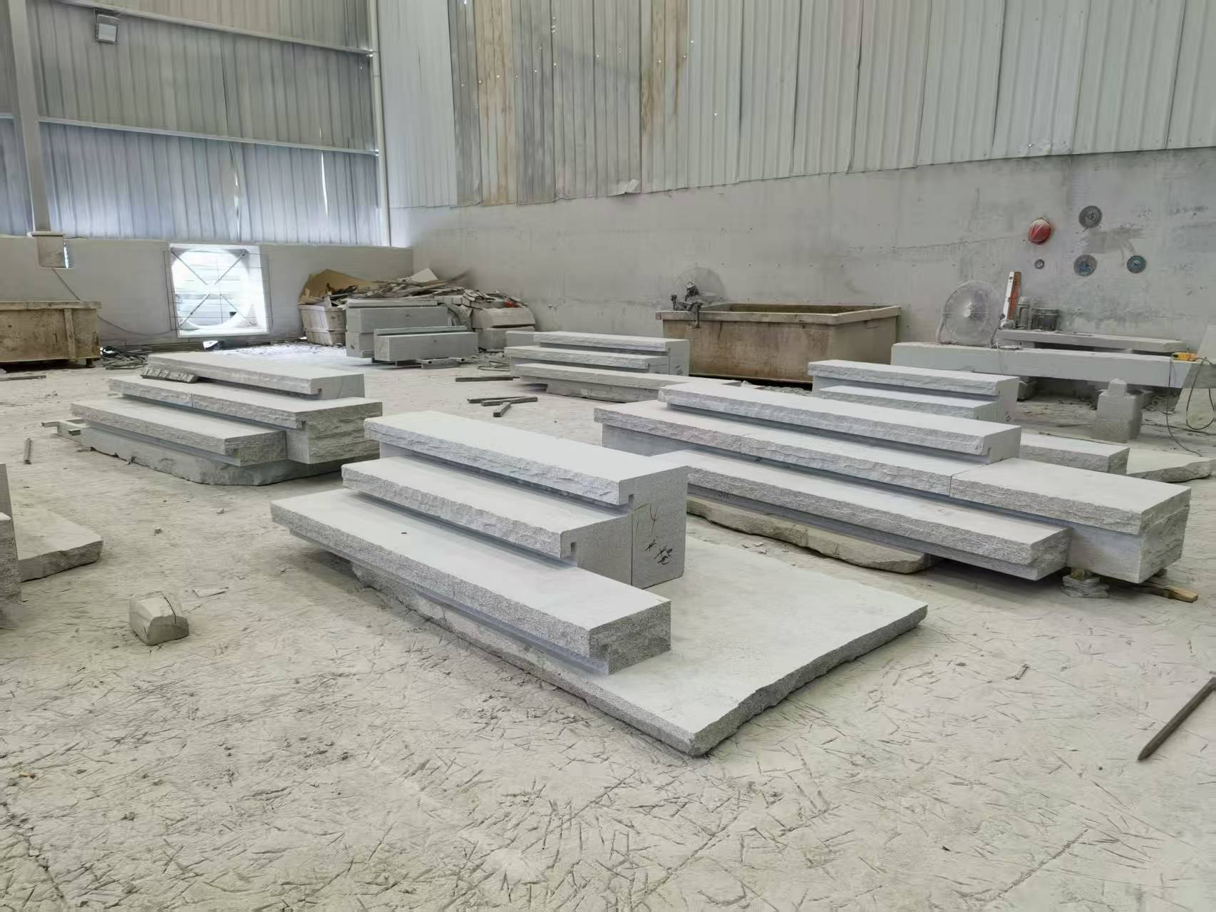 济宁 整石台阶（大面火烧+侧面自然面），出货前厂内拼装
