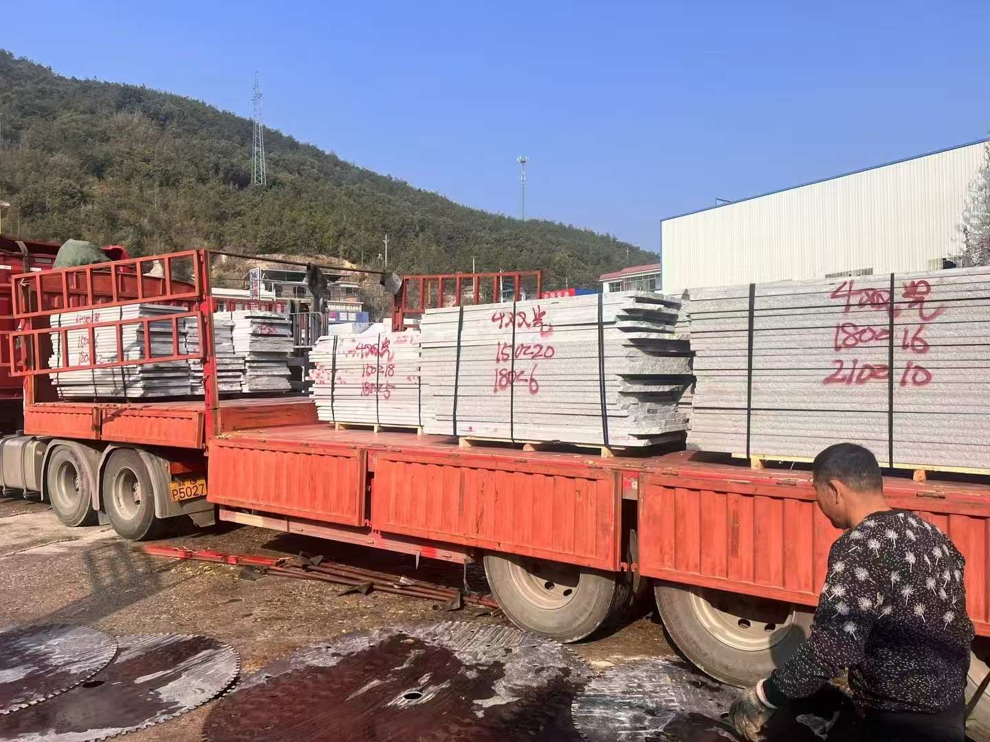 济宁 芝麻灰花岗岩光面毛板出货日常