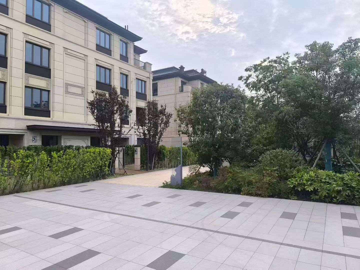 济宁 芝麻白与芝麻白搭配铺装，尺寸1200*600