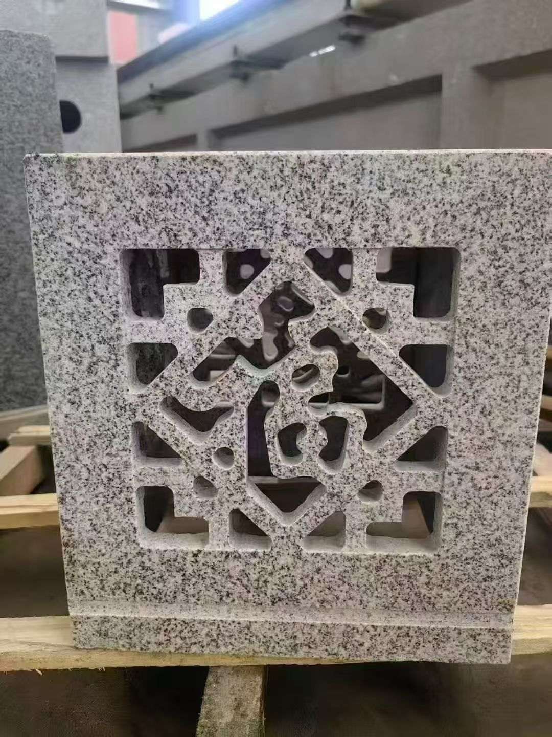 济宁 芝麻白花岗岩镂空雕花灯笼